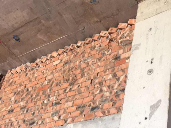 建筑工程砌体工程质量通病及防治措施-使用空心砖压顶 建筑工程砌体工程质量通病及防治措施-使用空心砖压顶